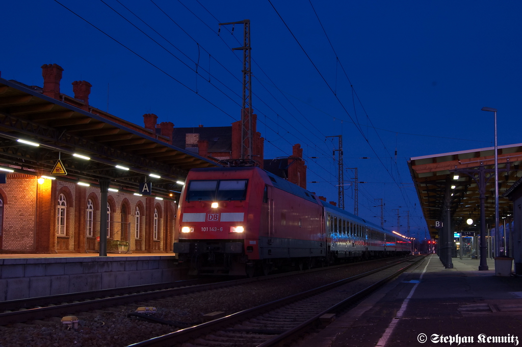 101 143-6 mit dem IC 1923 von Berlin S�dkreuz nach K�ln Hbf in Stendal. 06.01.2012