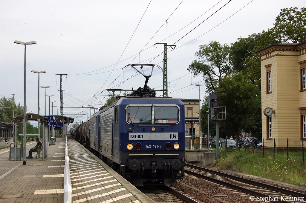 104 (143 191-5) & 120 (143 079-2) der RBH Logistics GmbH mit Kesselzug in Neustadt(Dosse) Richtung Wittenberge unterwegs. 28.07.2011