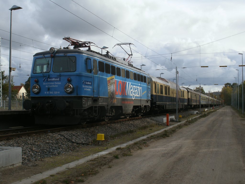 1042 520-8 fuhr mit den Sonderzug von Bremen nach Binz am 27.Oktober 2012.W�hrend die Starlok  03 1010-2 in Bergen/R�gen abgeh�ngt wurde und nach Putbus zum Bekohlen fuhr.Aufnahme in Binz.