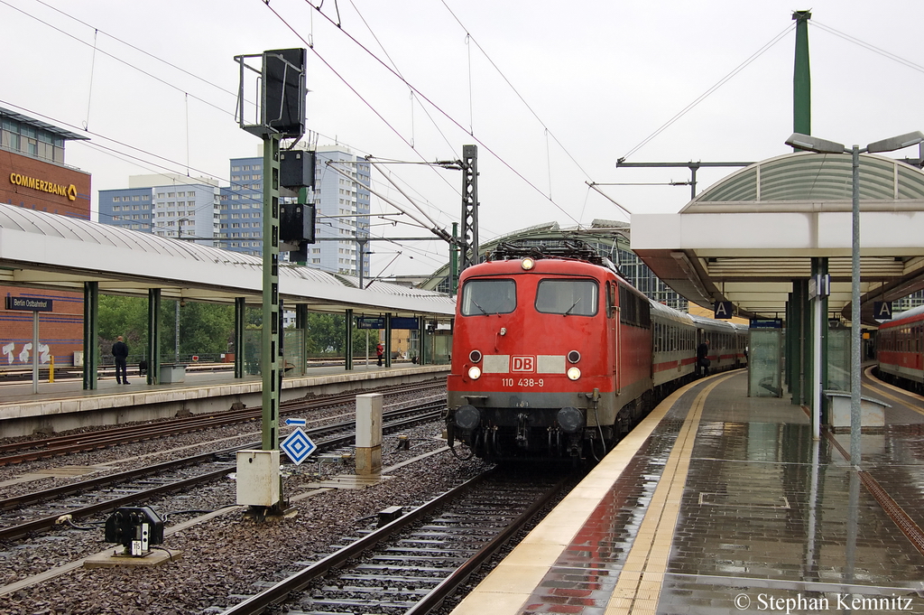 110 438-9 mit dem DZ 2670  Princess Cruises  von Warnem�nde nach Berlin Ostbahnhof in Berlin Ostbahnhof. 21.07.2011