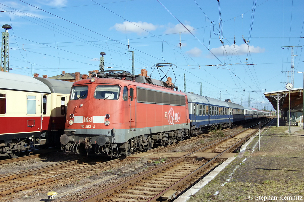 110 493-4 mit dem M�ller-Touristik-Partyzug DZ 2641 von Halle(Saale) Hbf nach K�ln Hbf in Stendal. 09.10.2011