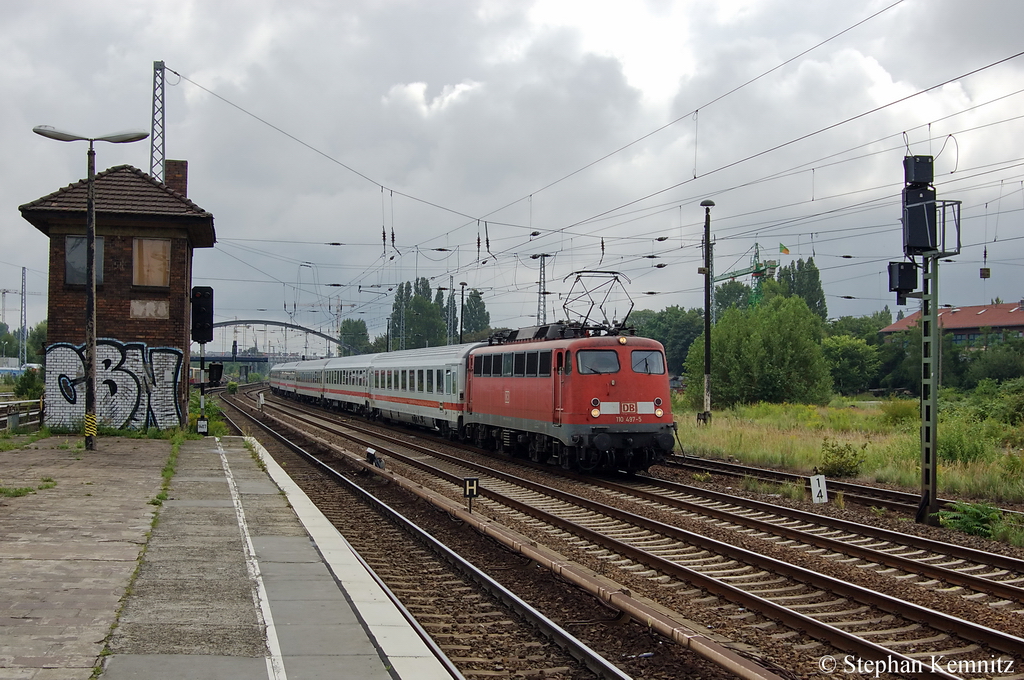110 497-5 mit dem Kreuzfahrersonderzug DZ 2670 von Warnem�nde nach Berlin Ostbahnhof an der S-Bahn Station Berlin Warschauer Stra�e. 01.08.2011