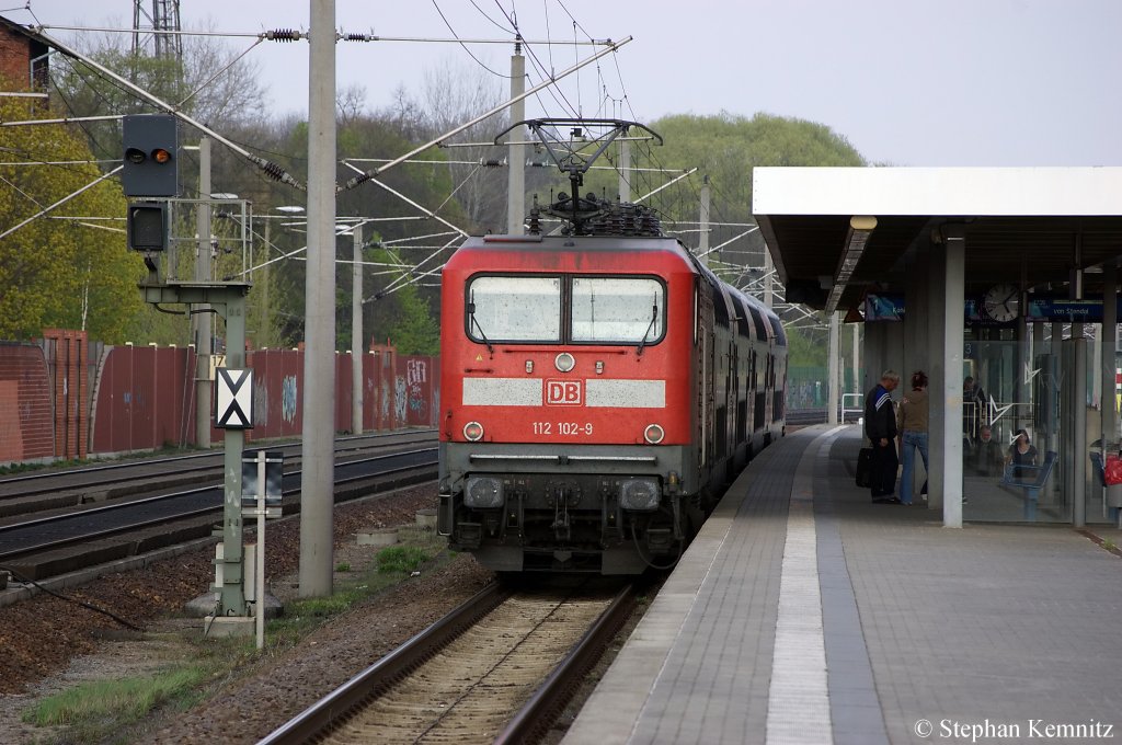 112 102-9 mit dem RE2 (RE 37385) nach K�nigs Wusterhausen in Rathenow. 18.04.2011