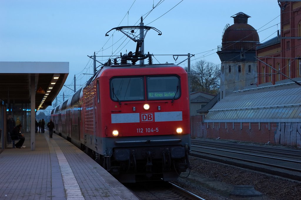 112 104-5 mit dem RE2 (RE 38175) nach K�nigs Wusterhausen in Rathenow. 26.10.2010