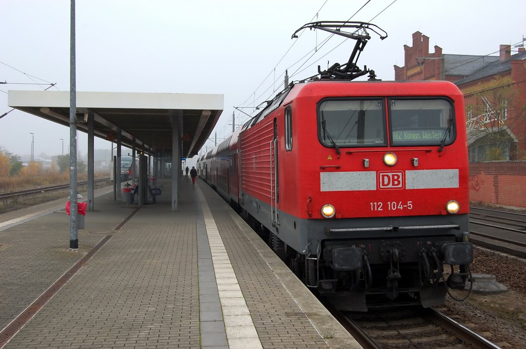 112 104-5 mit dem RE2 (RE 38137) nach K�nigs Wusterhausen in Rathenow. Netten Gru� an den Fotokollegen den ich am Bahnhof traf. 02.11.2010