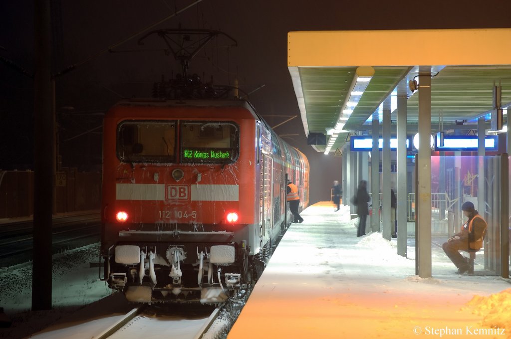 112 104-5 mit dem RE2 (RE 38145) nach K�nigs Wusterhausen in Rathenow. 08.12.2010