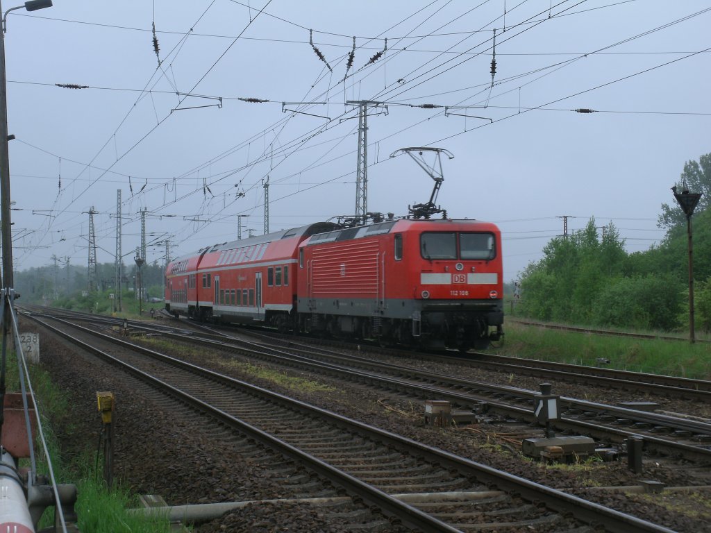 112 108-6 schob den RE 92205 nach Neustrelitz,am 19.Mai 2013,am Abzw Stralsund R�gendamm von der Hauptstrecke Stralsund-Greifswald-Berlin.