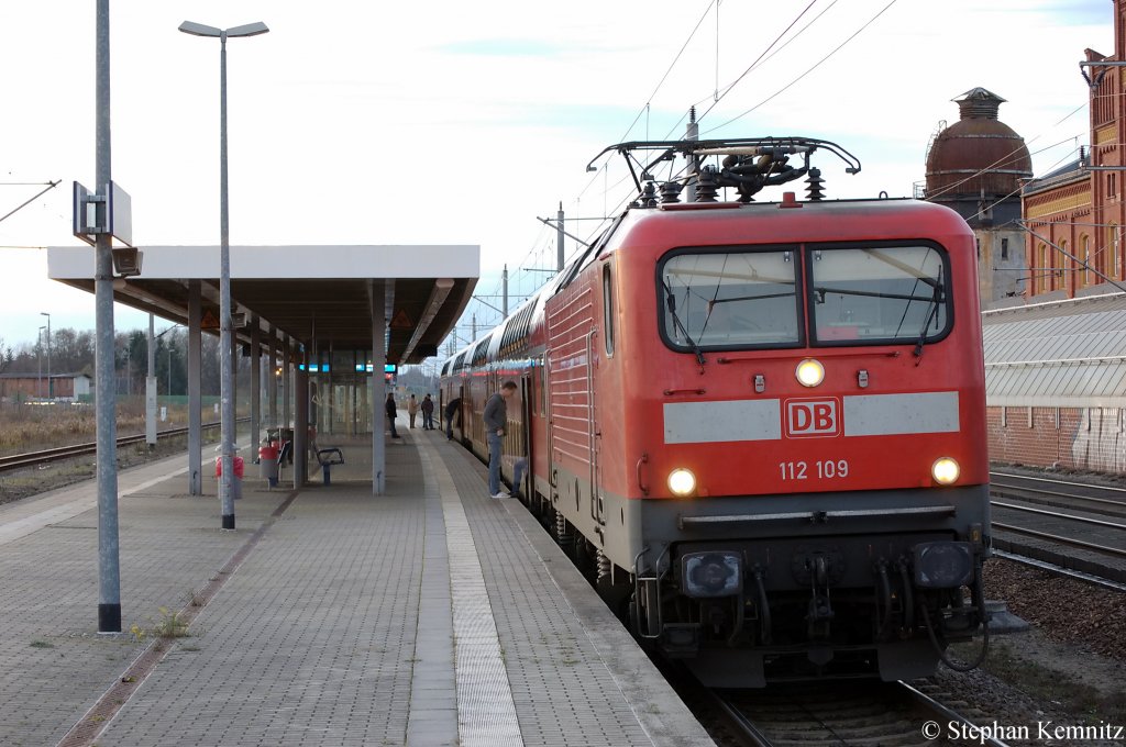 112 109 mit dem RE2 (RE 38173) nach K�nigs Wusterhausen in Rathenow. Der Zug kam wegen St�rung im Betriebsablauf mit 30min Versp�tung in Rathenow an. 14.11.2010
