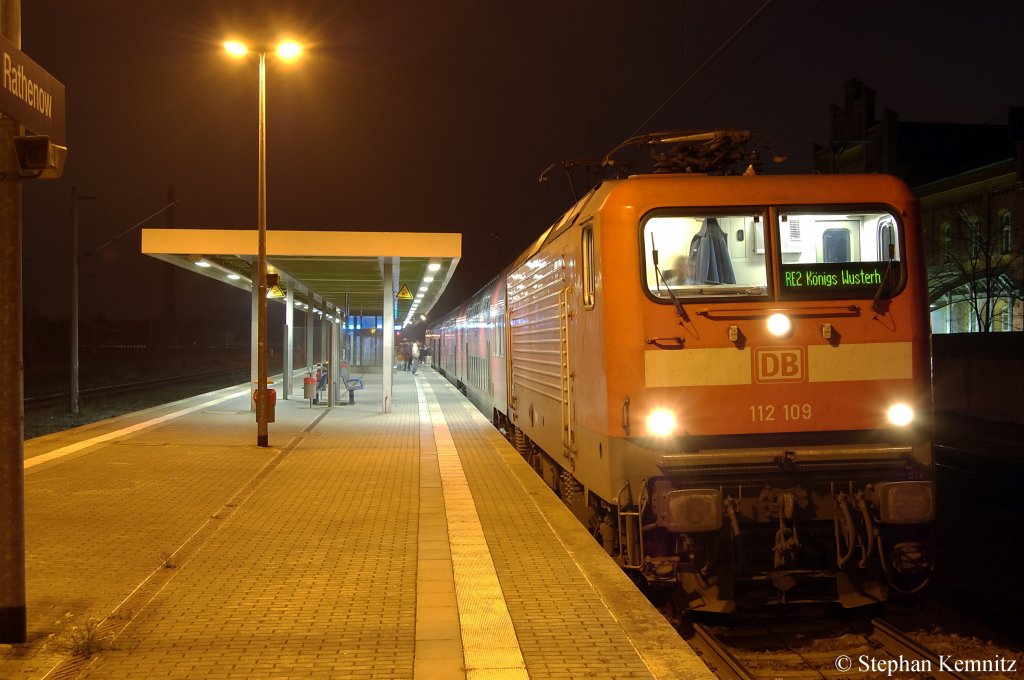 112 109 mit dem RE2 (RE 38175) nach K�nigs Wusterhausen in Rathenow. 21.11.2010