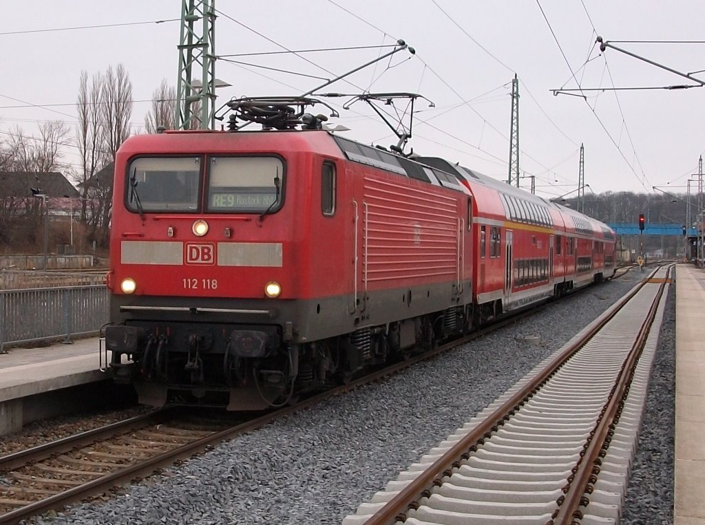 112 118-5 diesmal Richtig herum mit dem RE 13008 Sassnitz-Rostock am 17.Januar 2011 in Bergen/R�gen.