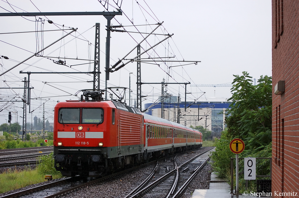 112 118-5 mit dem RE 12370  Princess Cruises  von Warnem�nde nach Berlin Ostbahnhof bei der Einfahrt in den Berliner Ostbahnhof. 21.07.2011
