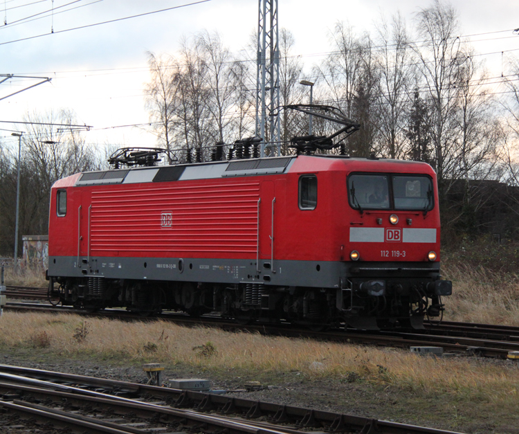 112 119-3 beim Rangieren im Rostocker Hbf.17.12.2011