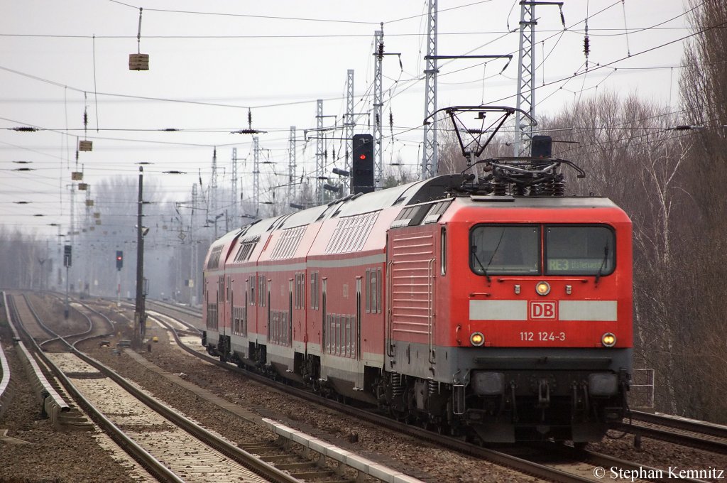 112 124-3 mit dem RE3 (RE 18309) nach Elsterwerda in Berlin-Karow. 17.02.2011