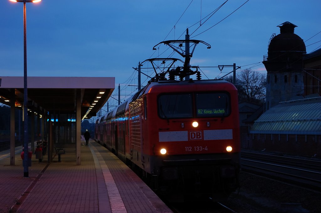 112 133-4 mit dem RE2 (RE 38175) nach K�nigs Wusterhausen in Rathenow. 28.10.2010