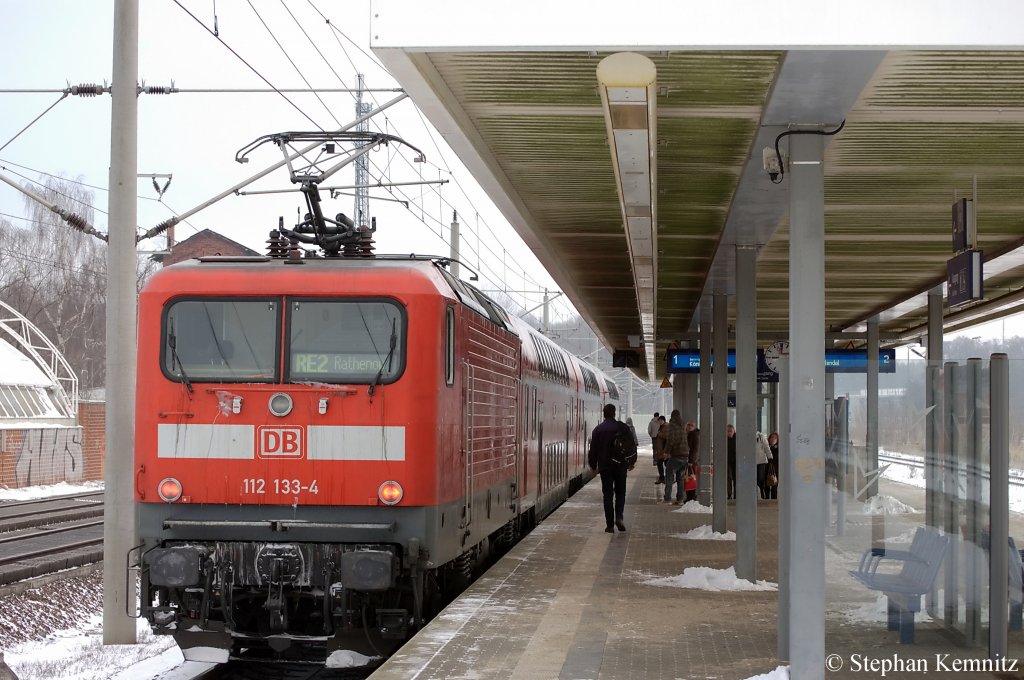112 133-4 mit dem RE2 (RE 38137) nach K�nigs Wusterhausen in Rathenow. Dieser Zug f�hrt mal wieder nur mit 3 Dostos anstatt den �blichen 4. Es fehlt mal wieder der 1.Klasse/Servicewagen. 04.12.2010