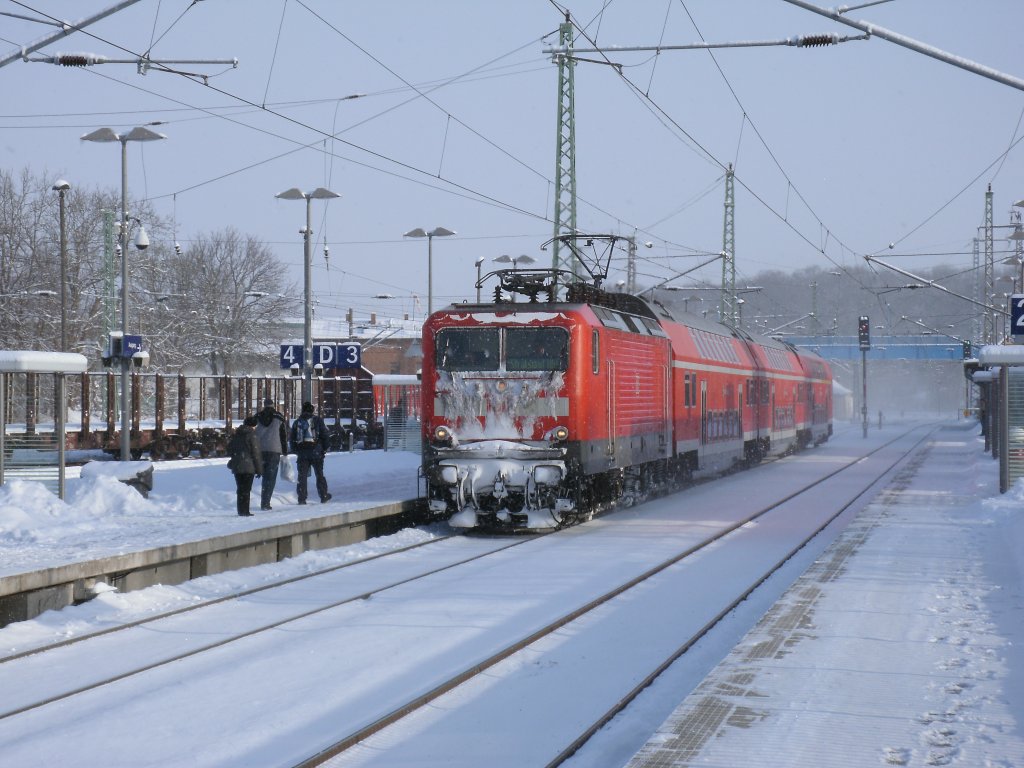 112 133-4 vom RE 13024 Binz-Stralsund hatte,am 04.Februar 2012,bei der Ankunft in Bergen/R�gen nicht zu�bersehende Winterspuren.