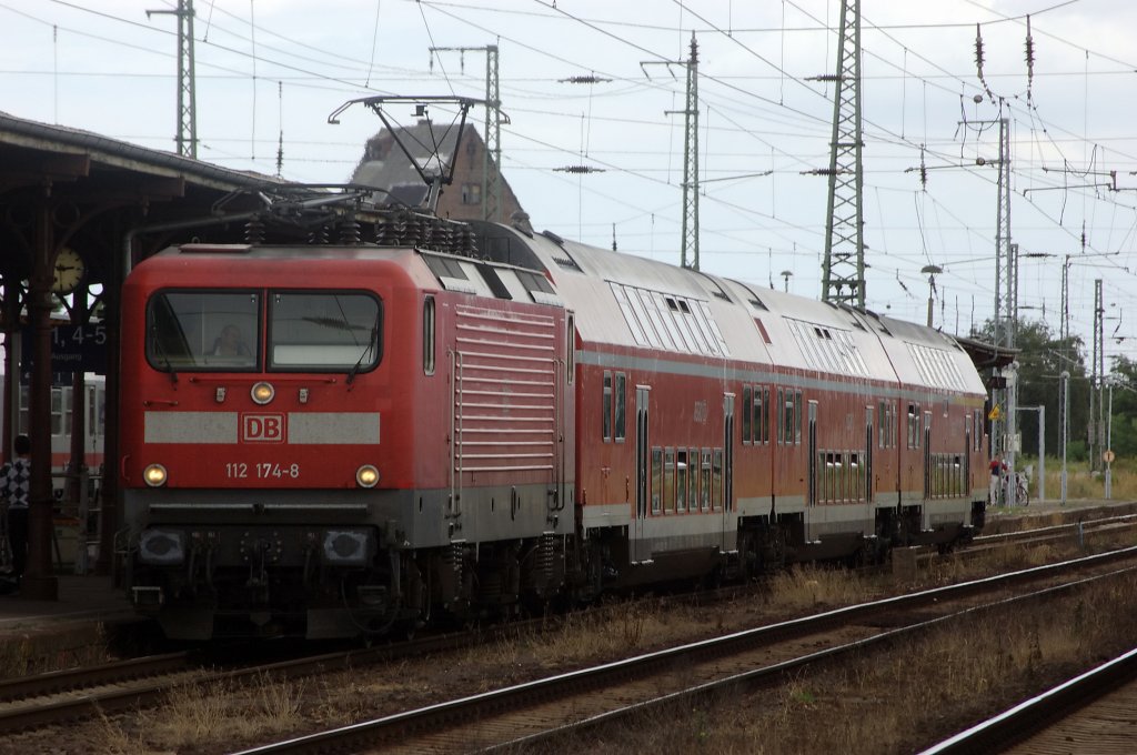 112 174-8 kam mit dem RE 36070 in Stendal an und fuhr sp�ter als RE 36055 zur�ck nach Magdeburg. 30.07.2010