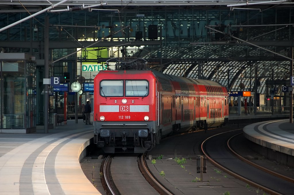 112 189 mit dem RE2 (RE 38165) von K�nigs Wusterhausen nach Rathenow in Berlin Hbf. Wie schon gestern f�hrt dieser Umlauf nur mit 3 Dostos anstatt den 4 Dostos also ohne 1.Klasse und Servicewagen. 30.10.2010