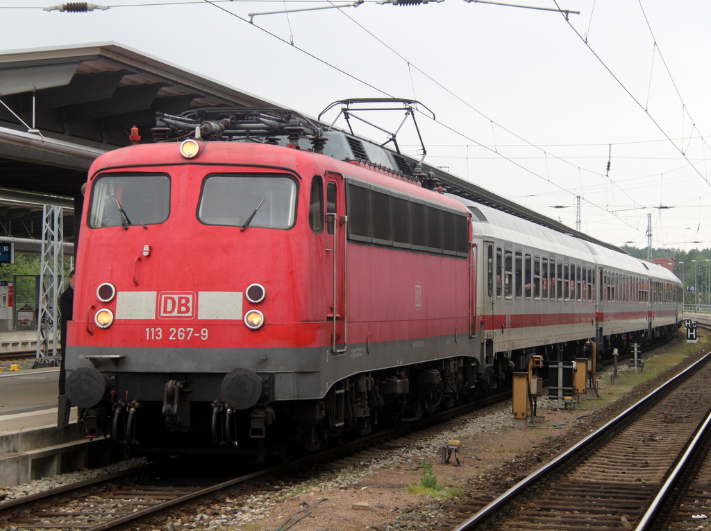 113 267-9 mit IC2409 von Rostock Hbf nach Kln Hbf kurz vor der Ausfahrt im Rostocker Hbf.20.05.2013