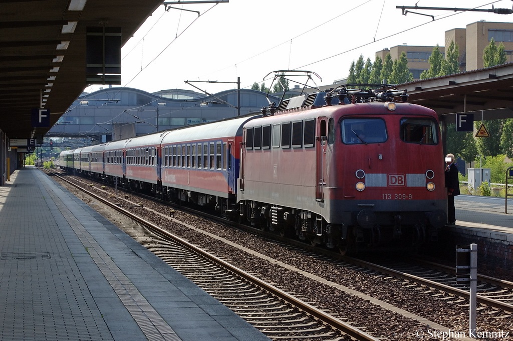 113 309-9 steht nach dem umsetzen am DZ 2681  BahnTouristikExpress Norwegian Cruise Line  und wartet im Potsdamer Hbf auf die Abfahrt nach Warnem�nde. 11.07.2011