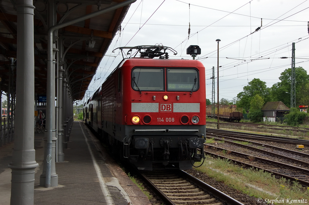 114 008 mit der RB29 (RB 27572) von Stendal nach Salzwedel in Stendal. Bei einem Umlauf fr�her hatte die Lok Kontakt mit einem Vogel gehabt und dabei w�rde das Linke Spitzenlicht zerst�rt. 05.05.2012