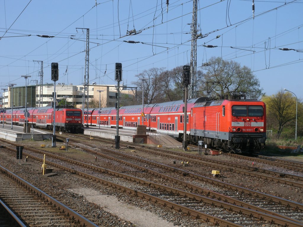 114 017 mute am 23.April 2011 warten,bis 114 039 mit dem RE 18317 Stralsund-Bernau aus Stralsund ausfuhr.Auf Grund von Bauarbeiten im Raum Berlin fuhr 114 039 nicht wie sonst nach Elsterwerda,diesmal nur bis Bernau.