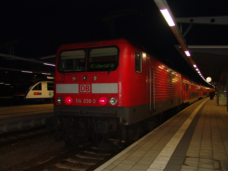 114 038-3 mit RE5(33115)Rostock-Lutherstadt Wittenberg kurz vor der Ausfahrt im Rostocker Hbf um 18.33 Uhr.(29.10.10)