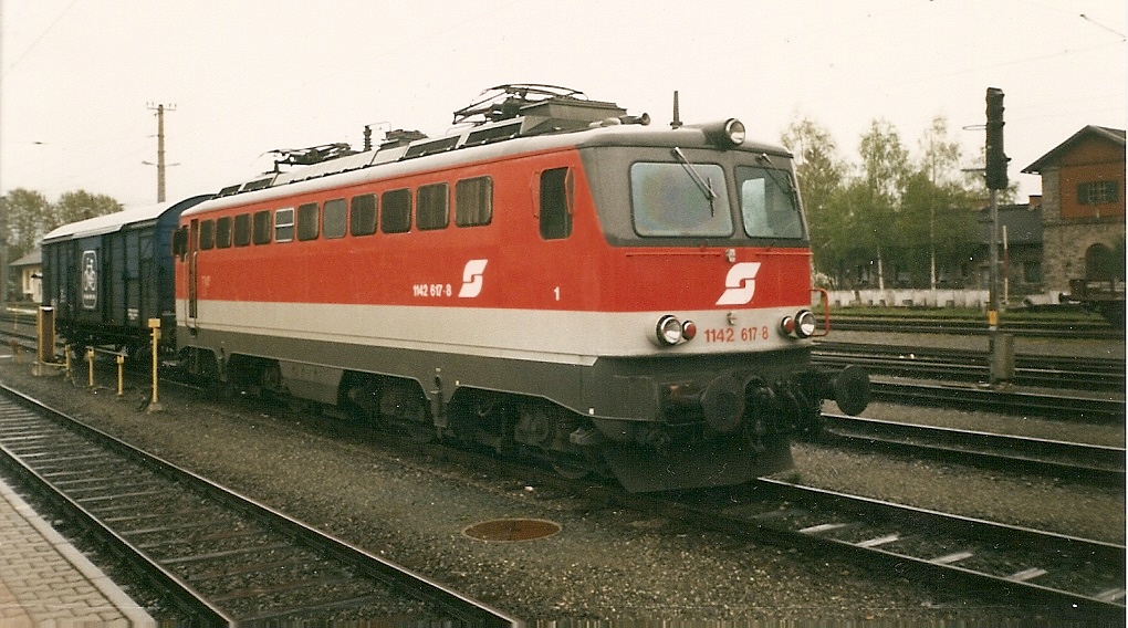 1142 617-8 mit einem Fahrradwagen,am 04.Mai 1998 in Lienz/�sterreich.
