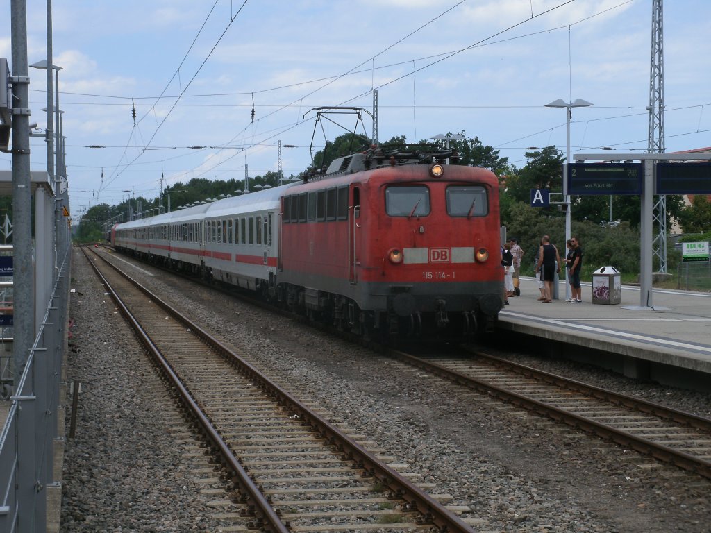 115 114 durfte,am 09.Juli 2011,den IC 2353 Erfurt-Binz von Stralsund nach Binz bringen,w�hrend am Schlu� 101 079 mitlief.Nach der Ankunft lief der Zug als Leerpark von Binz nach Stralsund mit beiden Loks wieder zur�ck.