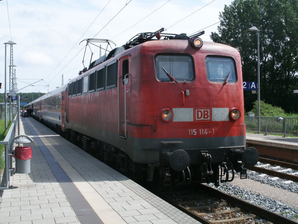 115 114 mit dem EC 379 Binz-Brno,am 18.Juli 2011,in Bergen/R�gen.