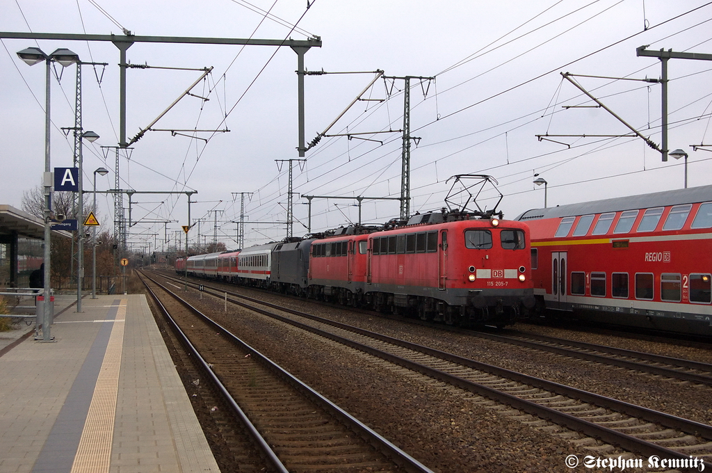 115 205-7 mit einem mir unbekanntem PbZ in Golm in Richtung Saarmund unterwegs. An der 115er hingen die 110 427-2 DB Regio NRW GmbH, ES 64 U2 - 036 (182 536-3) DB Fernverkehr AG, dann vier IC-Waggons und ein Modus-Wagen DB Regio Bayern W�rzburg. Dann kamen die 143 637-7 DB Regio AG - Region Hessen, 146 023-7 DB Regio NRW GmbH und die 120 157-3 DB Fernverkehr AG. 20.12.2011