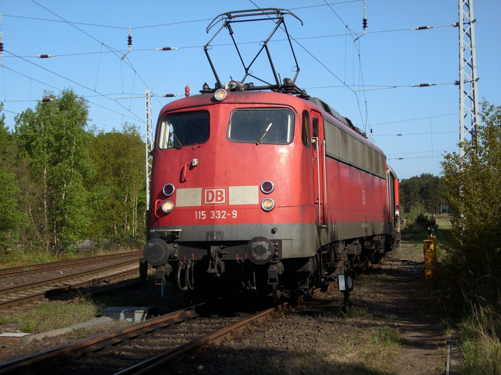 115 332 verlie� am Morgen vom 09.Mai 2009 das Abstellgleis in Binz um den EC 379 Binz-Brno am Bahnsteig bereitzustellen.