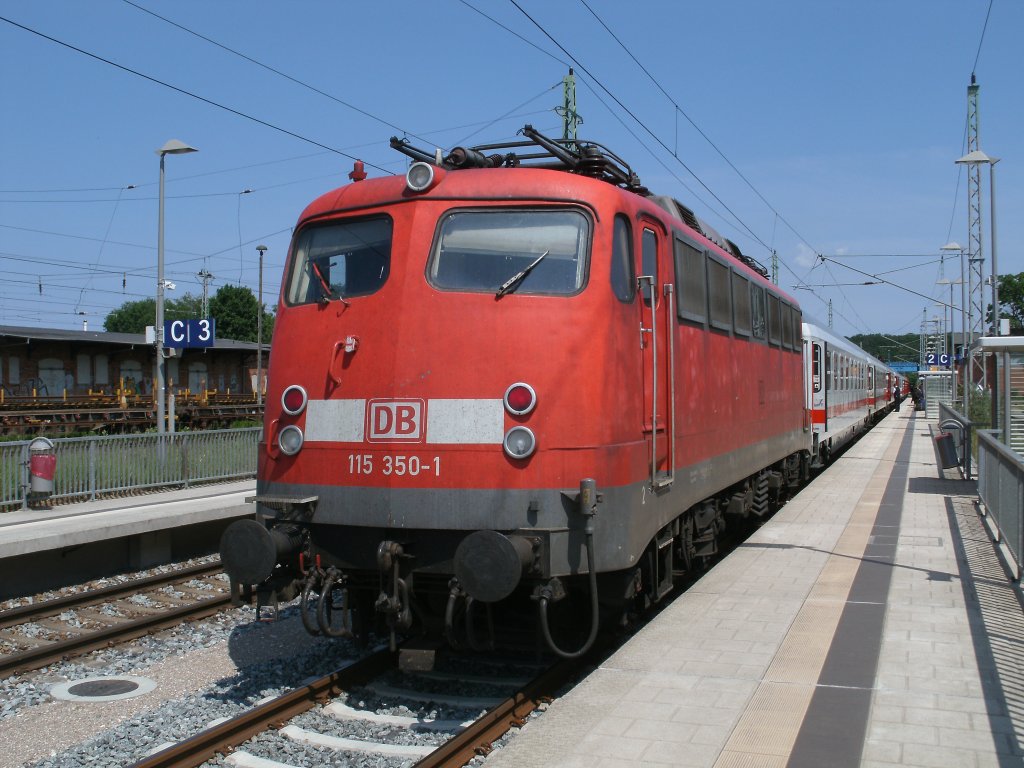 115 350-1 am 11.Juni 2011,als Schlu�lok,im IC 2353 Erfurt-Binz,in Bergen/R�gen.Eine Stunde sp�ter zog die 115 den Leerpark nach Stralsund.