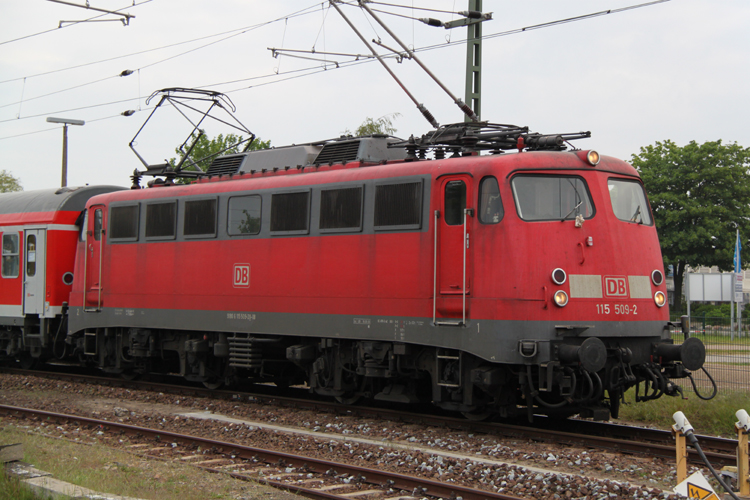 115 509-2 mit DZ 2680 von Warnemnde nach Berlin-Lichtenberg im Bahnhof Warnemnde.(18.05.2011)