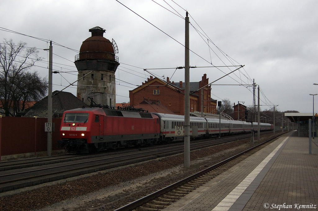 120 102-9 mit dem IC 1995 von Berlin S�dkreuz nach Stuttgart Hbf in Rathenow. Hinten schiebt die 120 111-0. 11.03.2012