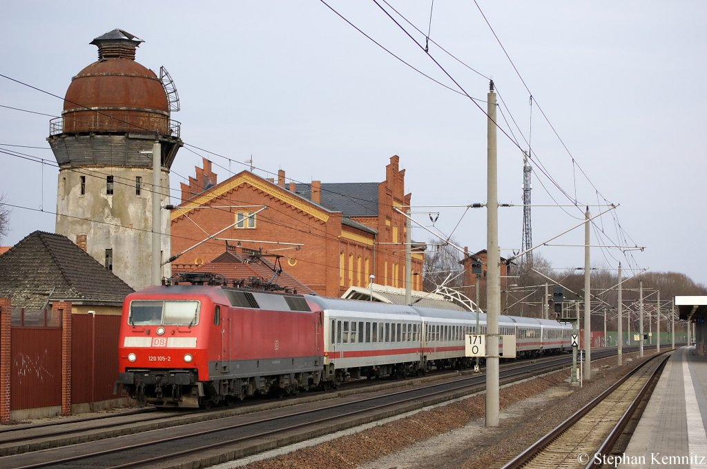 120 105-2 mit dem IC 1919 nach K�ln in Rathenow. 13.03.2011