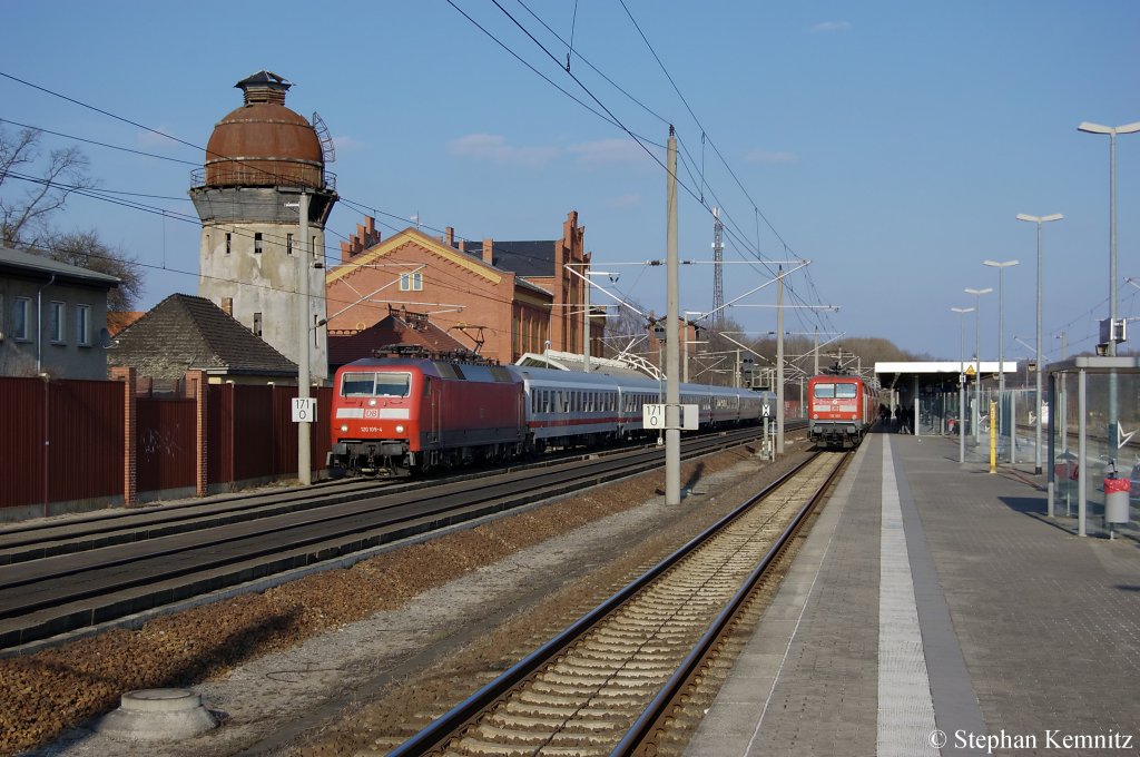 120 109-4 mit dem IC 1225 von Berlin Hbf (tief) nach K�ln Hbf in Rathenow. 27.03.2011