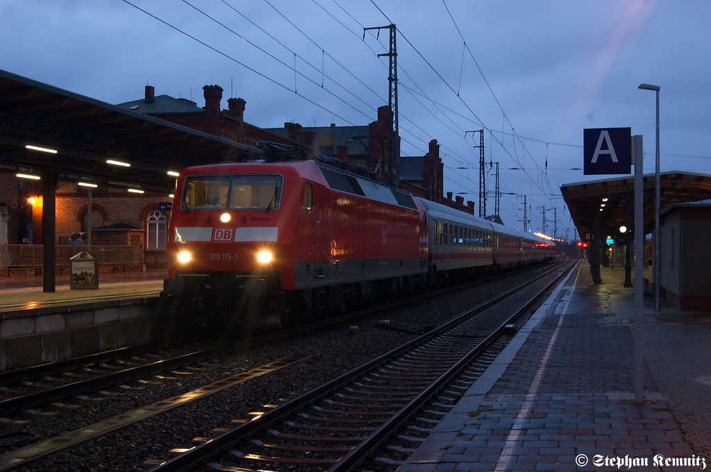 120 115-1 mit dem IC 1923 von Berlin S�dkreuz nach Frankfurt(Main)Hbf in Stendal. 22.01.2012
