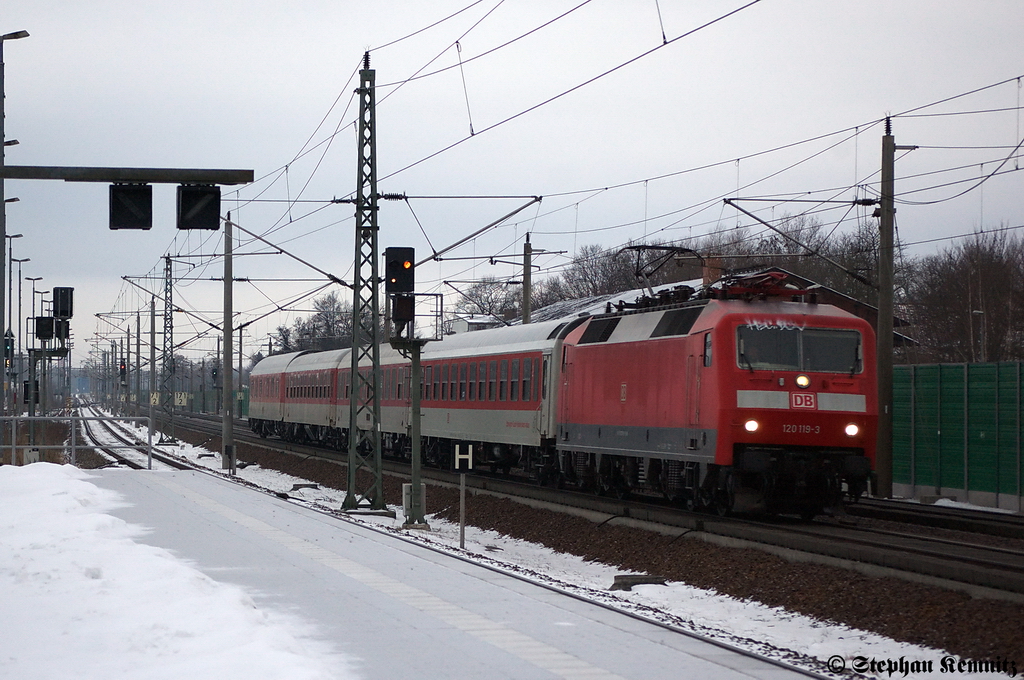 120 119-3 mit dem CNL 471 von Paris Est nach Berlin S�dkreuz in Rathenow. 13.02.2012