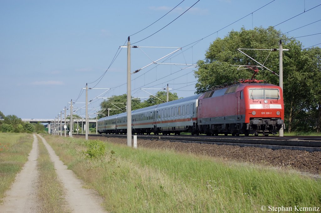 120 120-1 mit dem IC 1924 von Frankfurt(Main)Hbf nach Berlin S�dkreuz zwischen Gro�wudicke und Rathenow. 29.05.2011