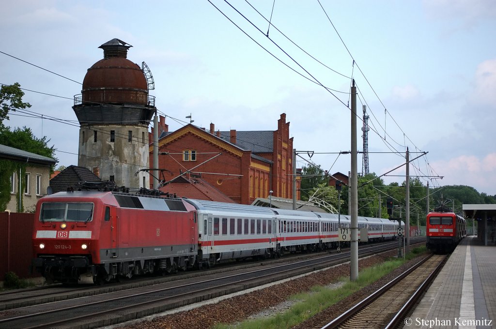 120 124-3 mit dem IC 1225 von Berlin Hbf(tief) nach K�ln Hbf und die 112 104 mit dem RE2 (RE 37385) nach K�nigs Wusterhausen in Rathenow. 20.05.2011