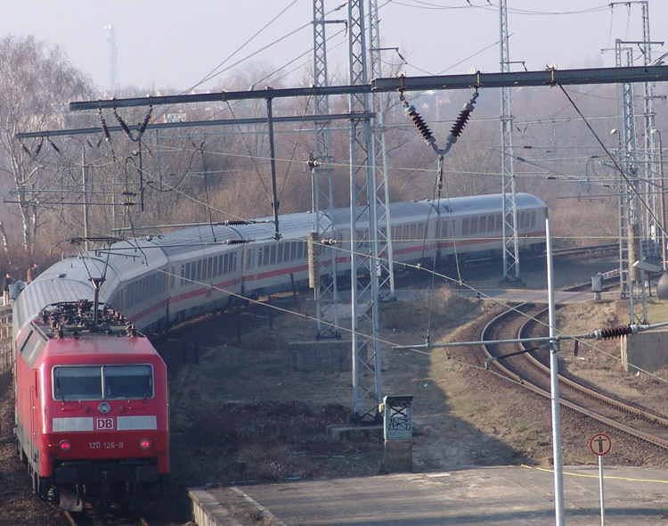 120 126-8 mit IC 2373 von Stralsund Richtung Karlsruhe Hbf bei der Durchfahrt im Hp Rostock-Kassebohm.(26.02.2011)
