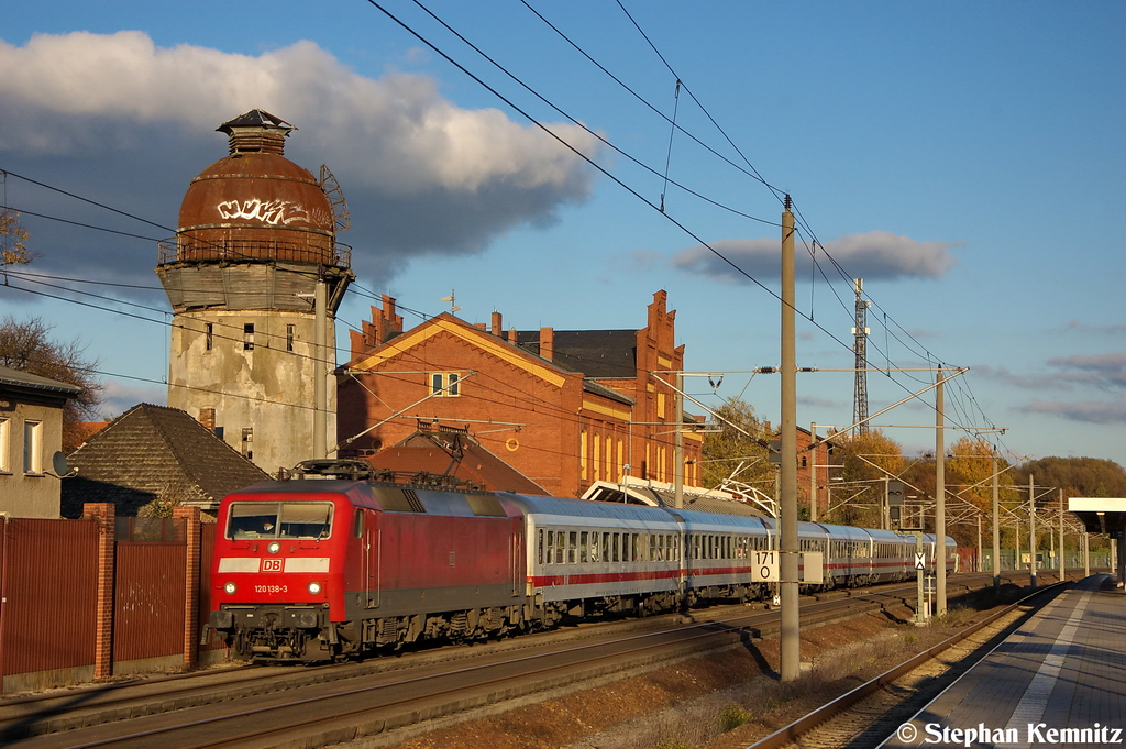 120 138-3 mit dem IC 1919 von Berlin S�dkreuz nach K�ln Hbf in Rathenow. 28.10.2012 