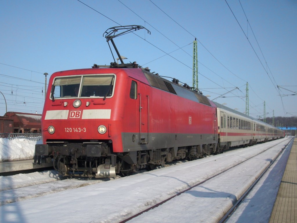 120 143 mit dem IC Binz-Karlsruhe im verschneiten Bahnhof Bergen/R�gen am 20.Februar 2010.