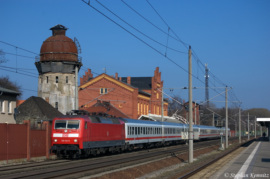 120 145-8 mit dem IC 1919 von Berlin S�dkreuz nach K�ln Hbf in Rathenow. 25.03.2012