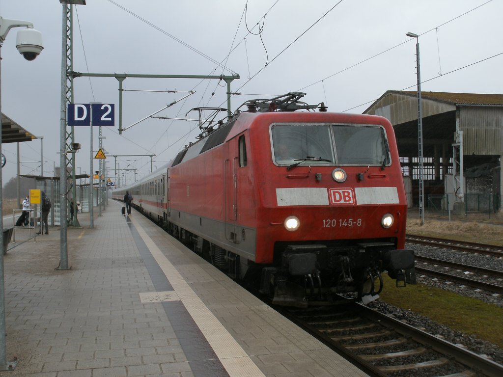 120 145-8 mit dem IC 2357 Leipzig-Binz,am 13.April 2013,in Z�ssow.