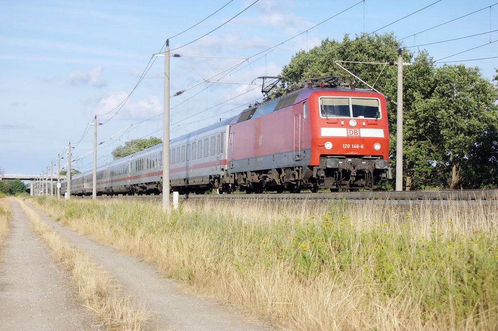 120 146-6 mit dem IC 2242 nach M�nster(Westf)Hbf zwischen Gro�wudicke und Rathenow. 25.07.2010