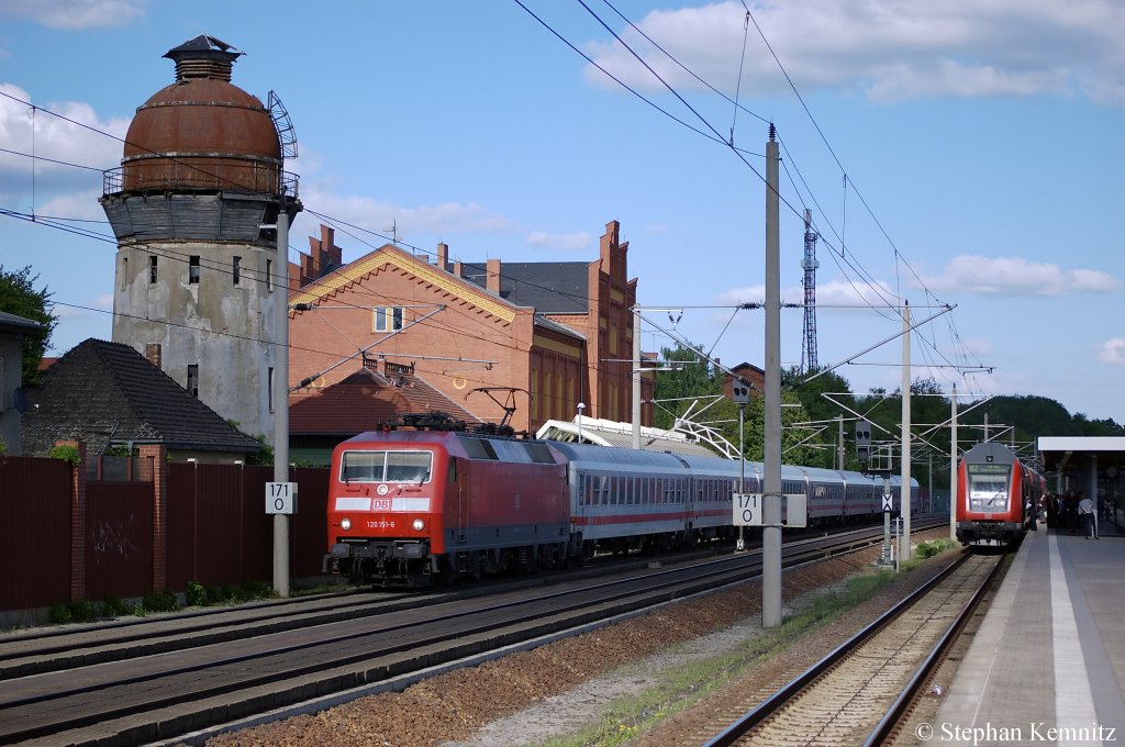 120 151-6 mit dem IC 1923 von Berlin S�dkreuz nach K�ln Hbf in Rathenow. 01.05.2011