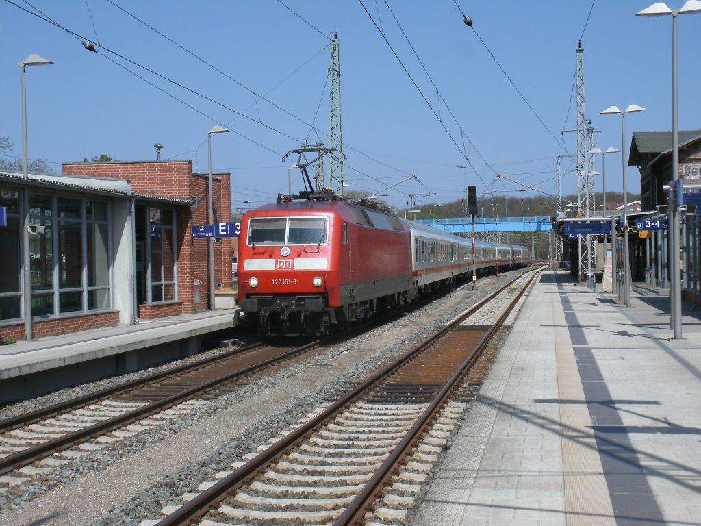 120 151-6 mit dem Leerpark aus Binz der in Stralsund abgestellt wurde,am 04.Mai 2013,bei der Durchfahrt durch Bergen/R�gen.Am Schlu� lief noch eine 120er mit.