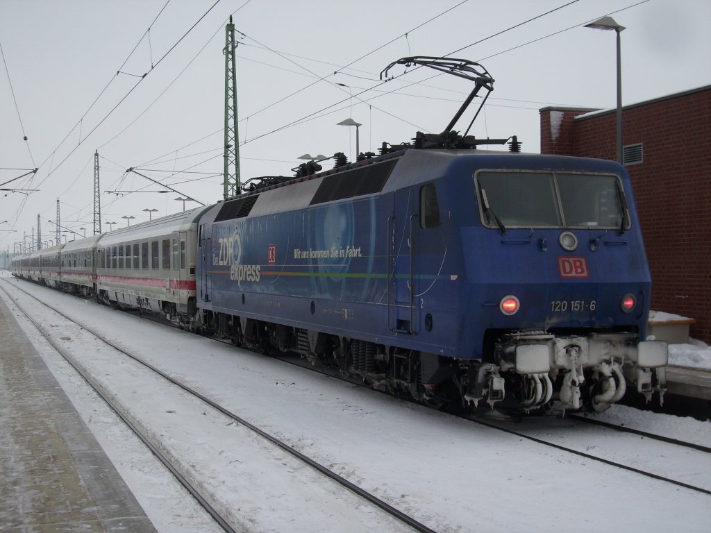 120 151 mit dem IC Binz-Frankfurt/Main am 18.Januar 2010 in Bergen/R�gen.